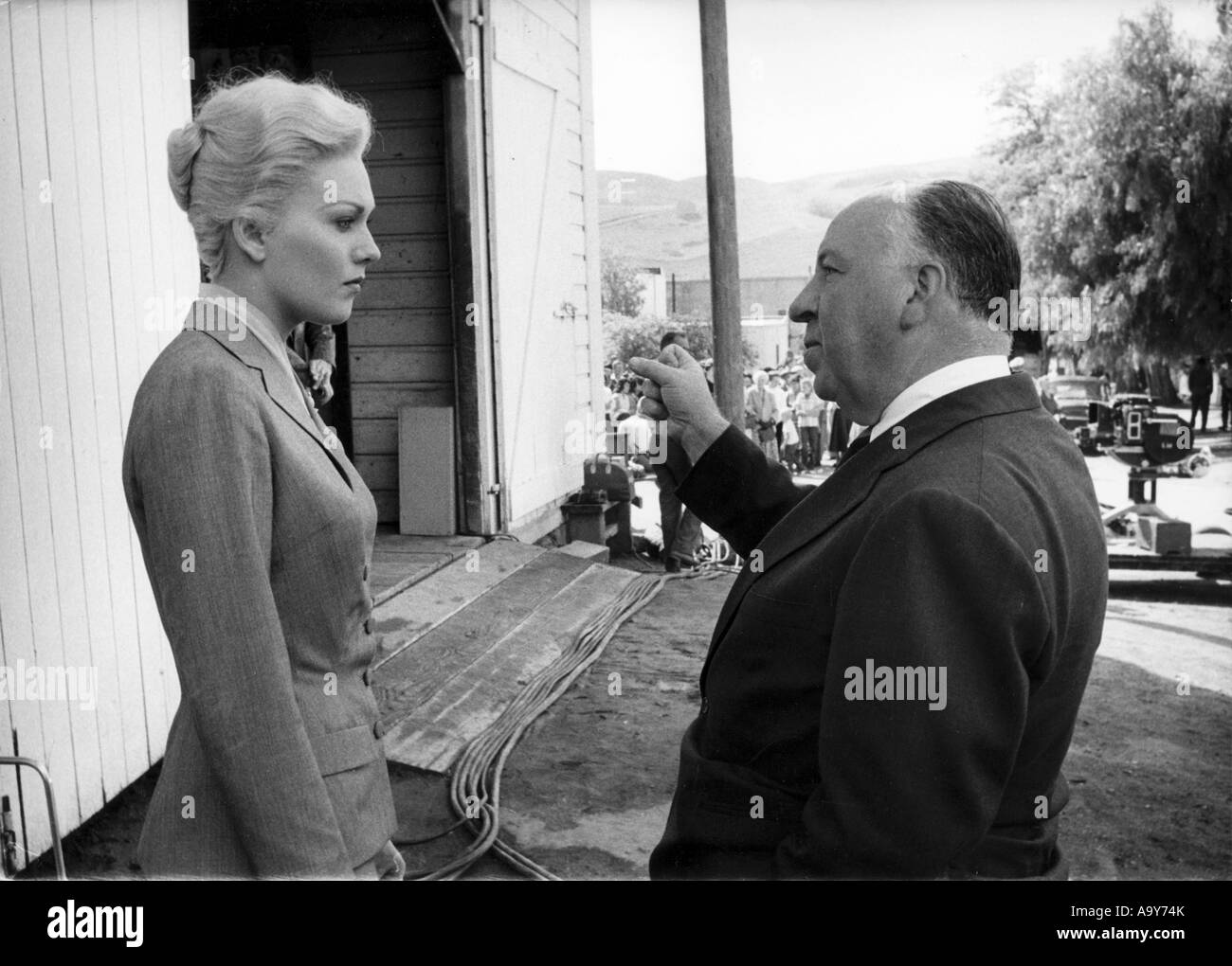 ALFRED HITCHCOCK avec Kim Novak pendant le tournage de Vertigo en 1958 Banque D'Images