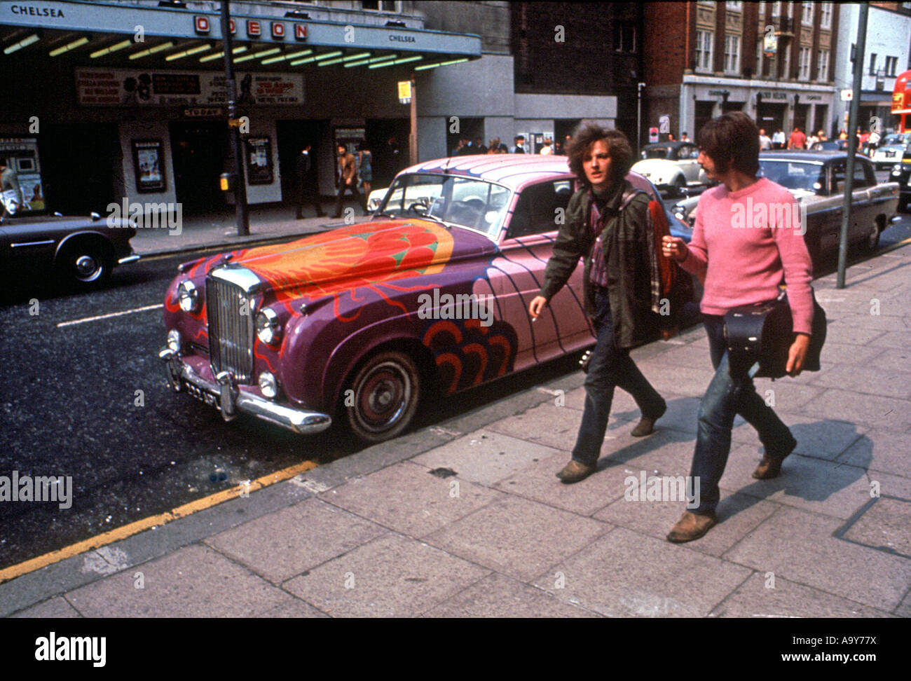 KINGS ROAD à Chelsea, Londres était le centre de mode de rue en 1965 lorsque cette photo a été prise Banque D'Images