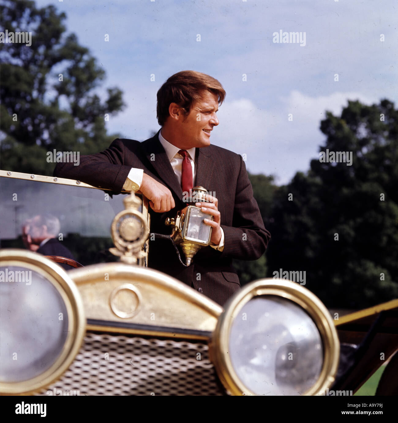 ROGER MOORE au Blenheim Palace, Royaume-Uni, alors qu'il filmait CROSSPLOT en 1969. Photo : Tomny Gale Banque D'Images