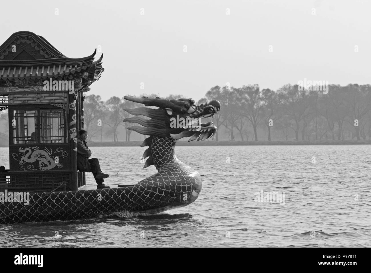Dragon Boat sur le Lac de Kunming au Palais d'été. Beijing Chine en noir et blanc Banque D'Images