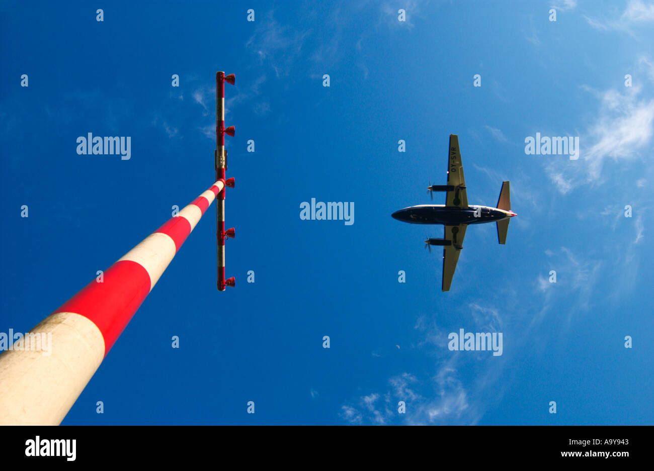 Avion de passagers volant au-dessus de feux de positionnement de l'aéroport Banque D'Images