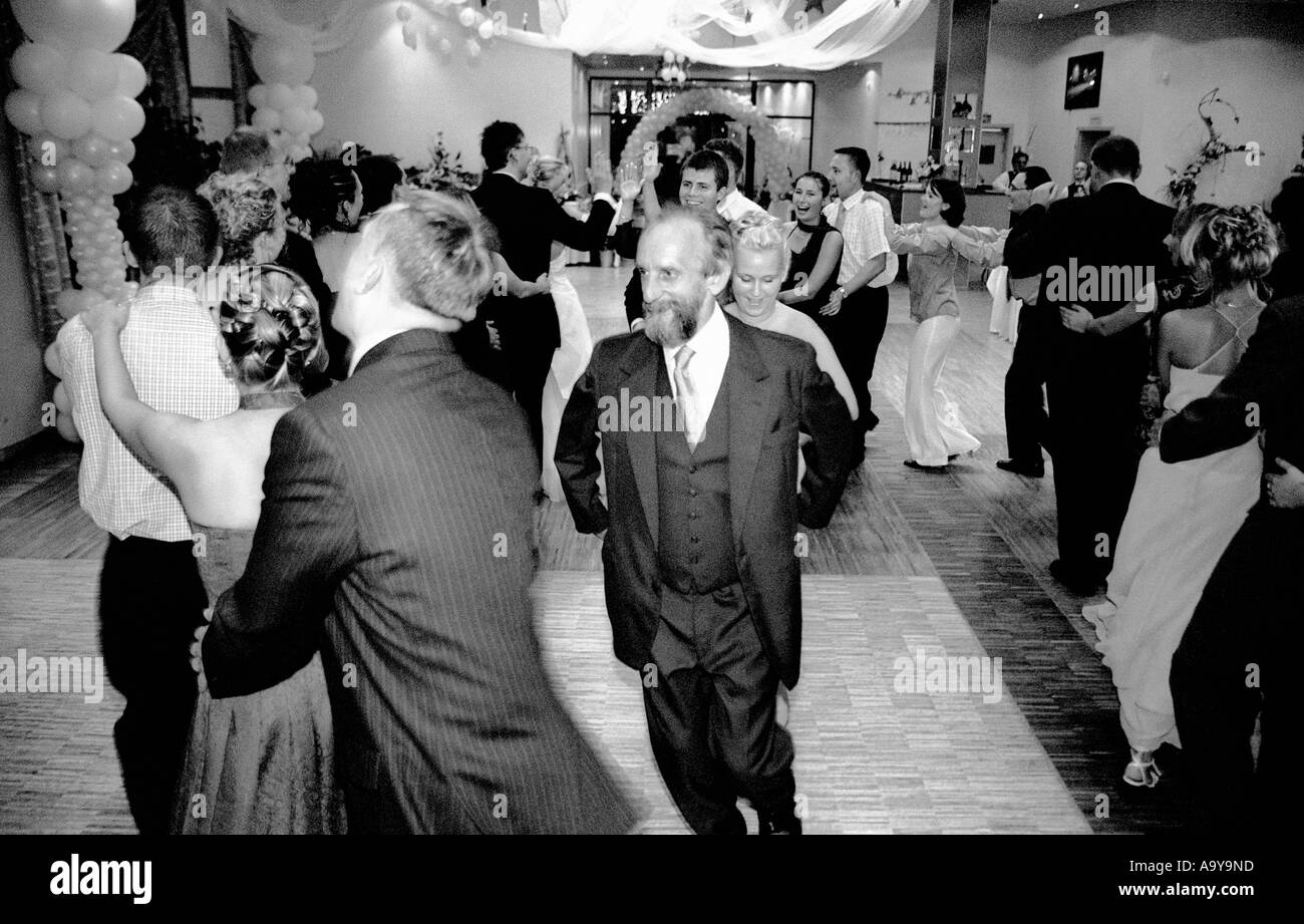 Pologne, Lodz, invités du mariage à partie (B&W) Banque D'Images