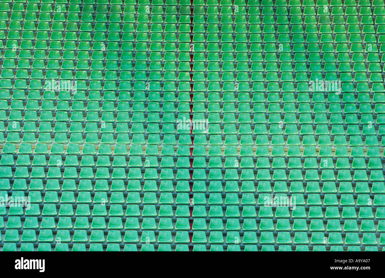 Des sièges vides dans un stade de football avec une ligne rouge en bas du centre Banque D'Images