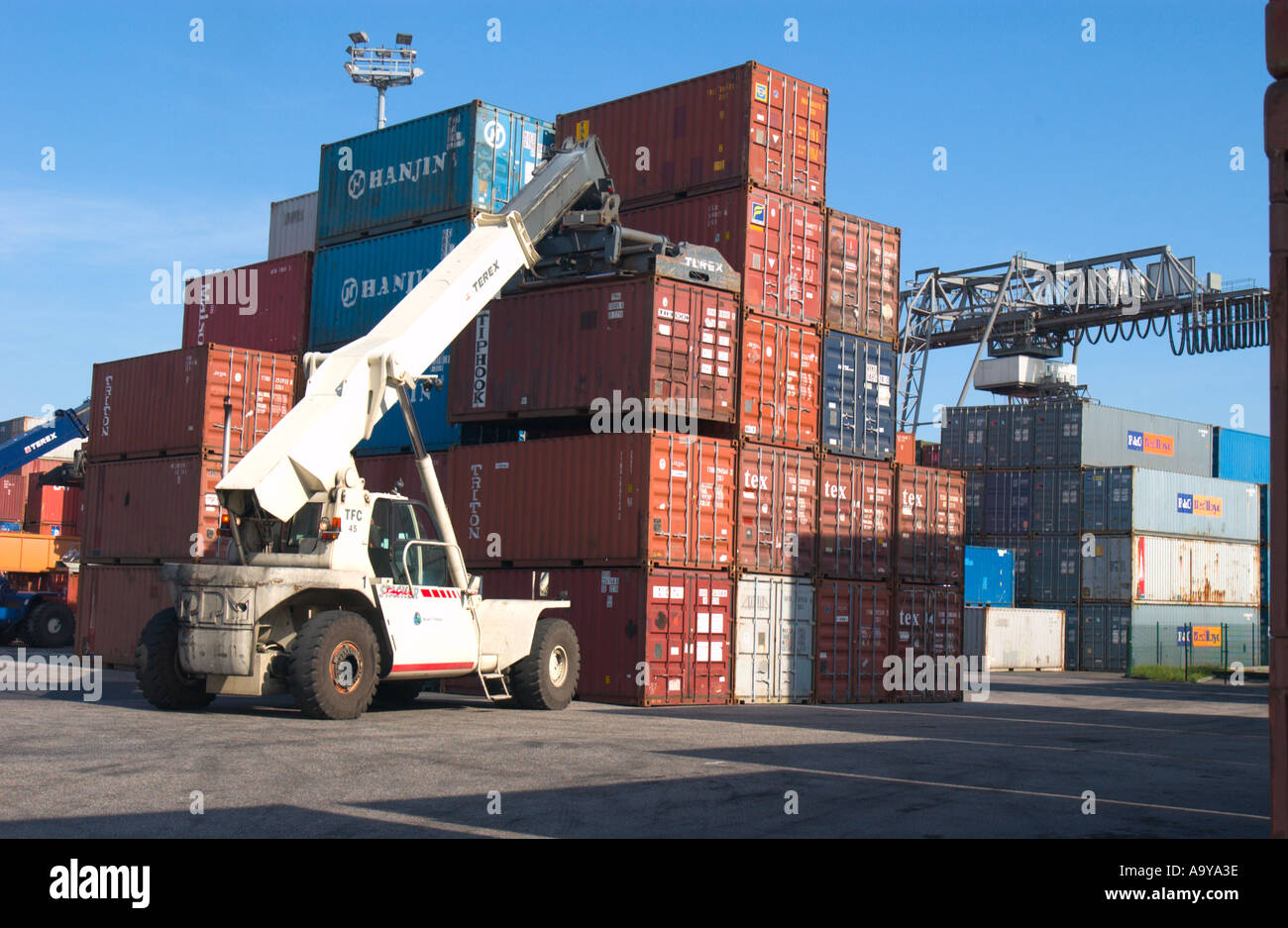 Chargeur élévateur transport des marchandises en conteneurs container  terminal Photo Stock - Alamy