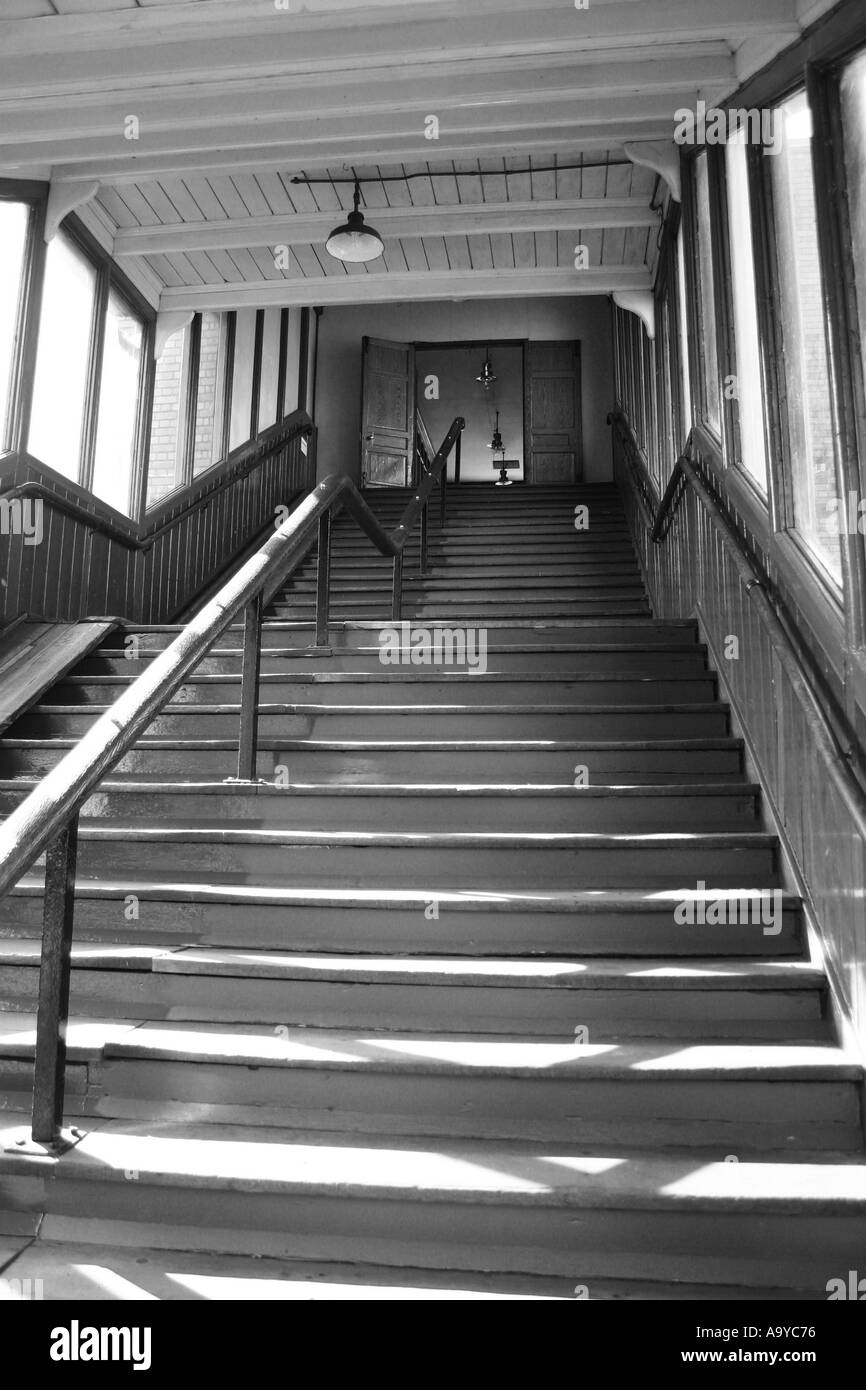 Les escaliers de la plate-forme à la billetterie Banque D'Images