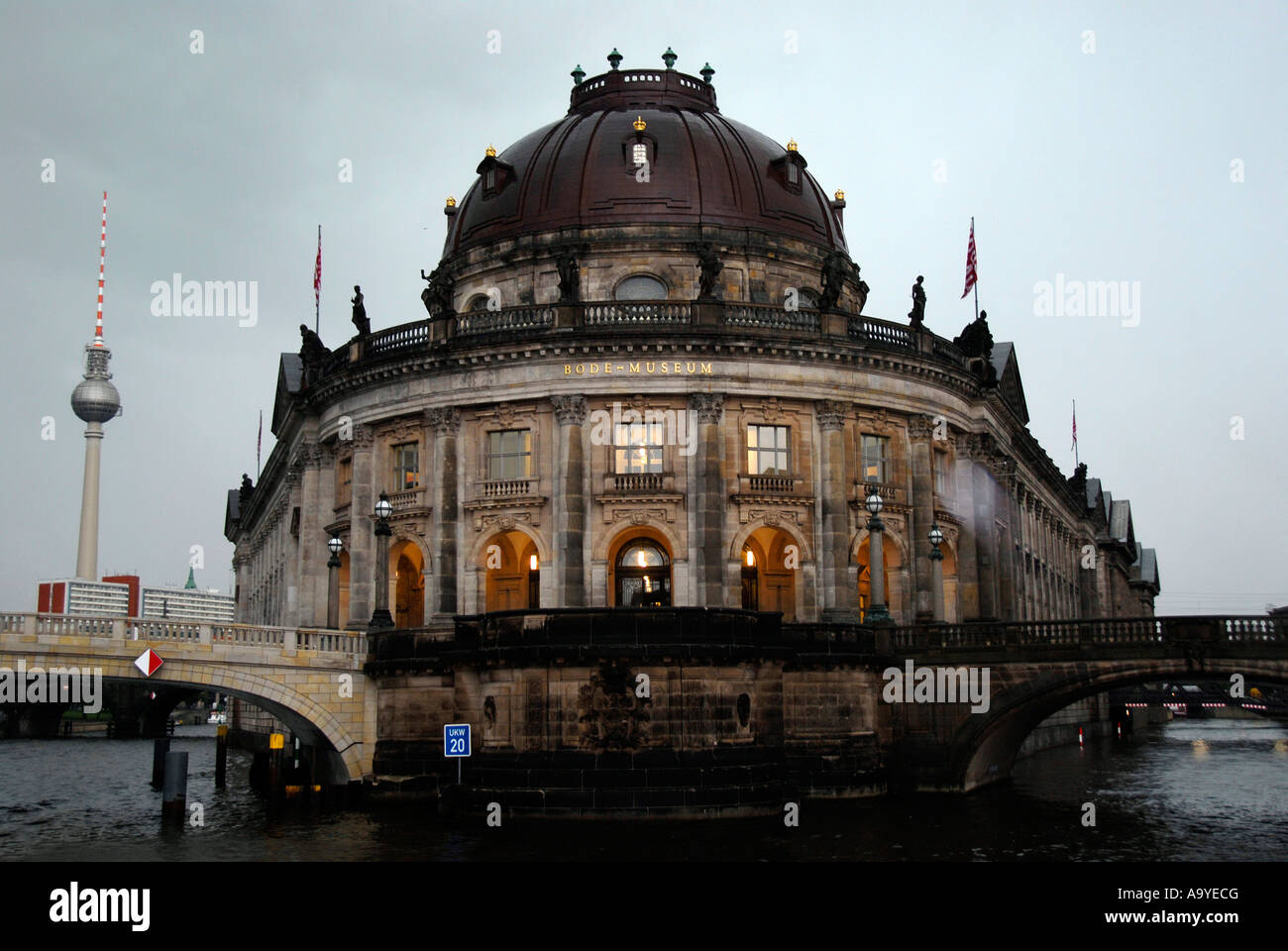 Bode-Museum Museumsinsel avec Spreeinsel Fernsehturm Berlin Allemagne Banque D'Images