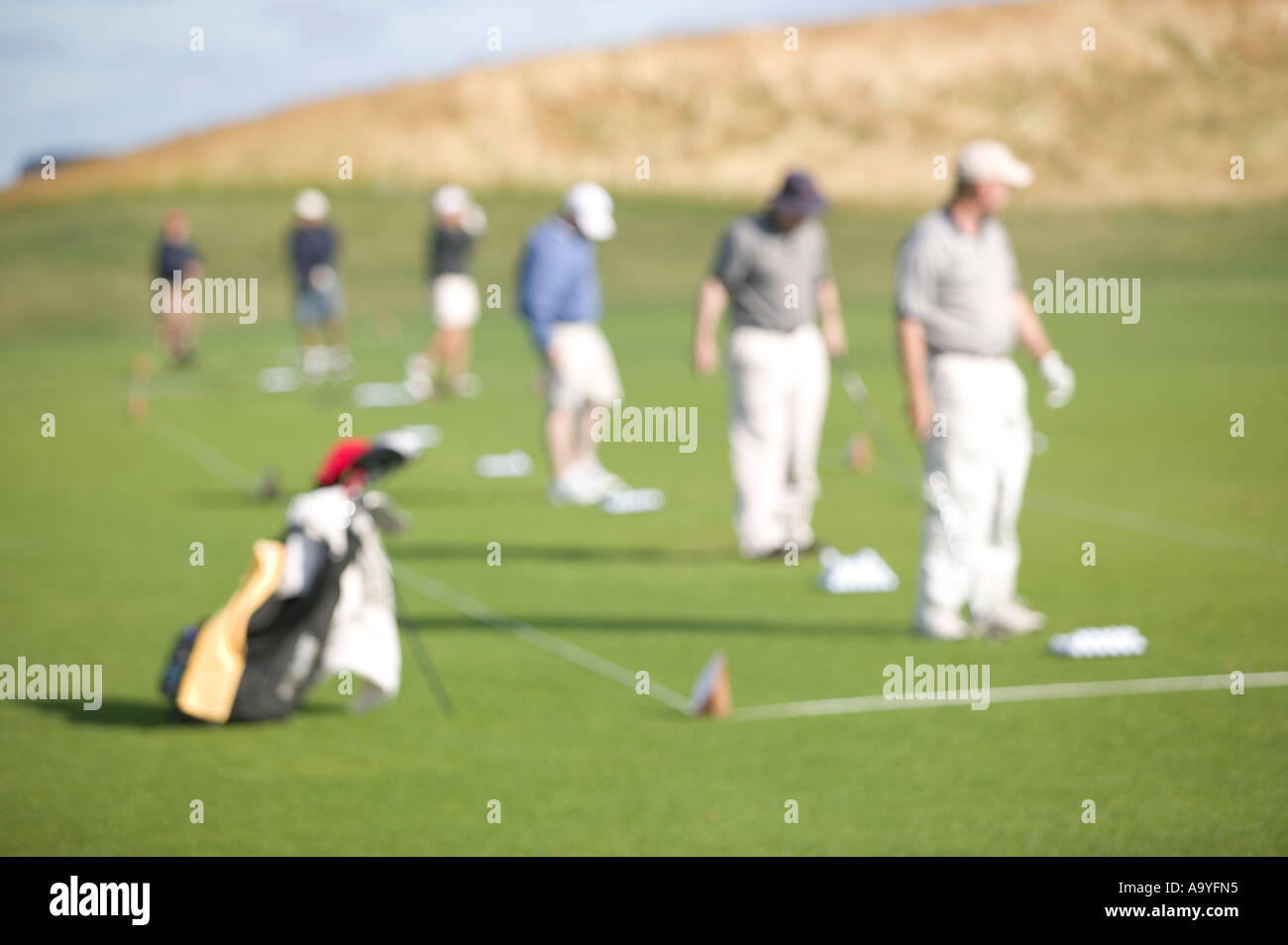 Des golfeurs sur un practice Banque D'Images