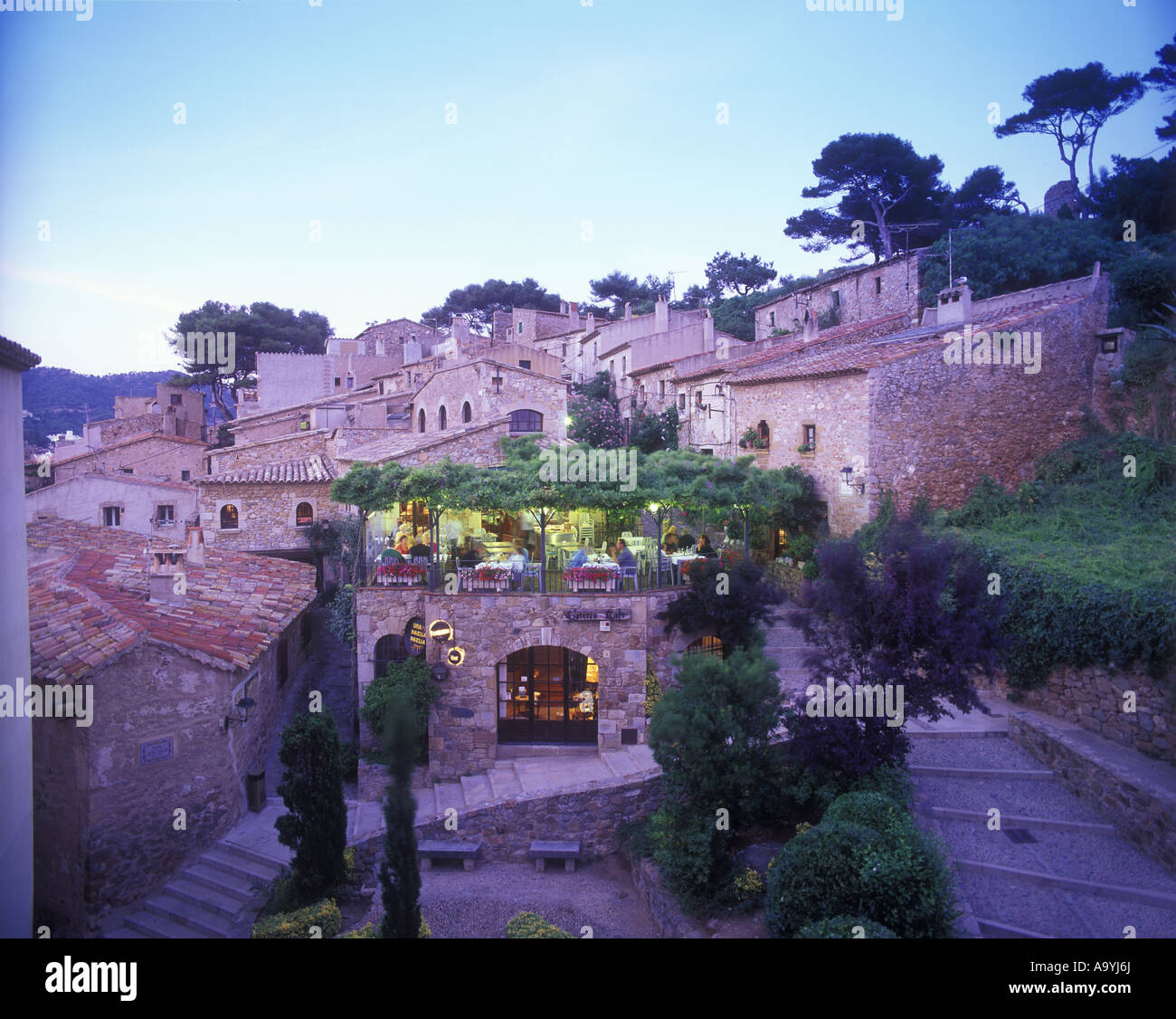 Colline de la VIEILLE VILLE CAFÉS Tossa de Mar Costa Brava Espagne Banque D'Images
