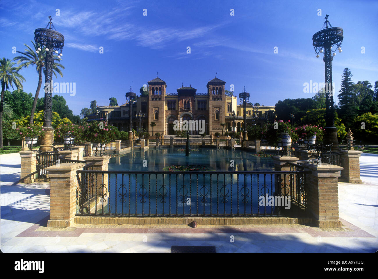 Pavillon MUDÉJAR FOUNTAIN PLAZA DE LAS AMERICAS PARQUE MARIA LUISA Séville Andalousie Espagne Banque D'Images
