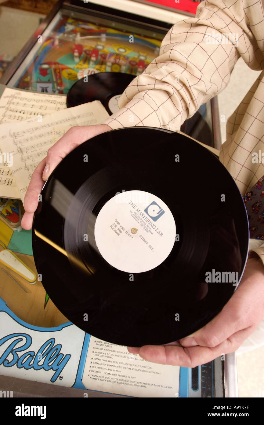 Re Humberts en Bourton On The Water qui sont titulaires d'une vente d'articles de l'accueil de la fin guitariste rock John Entwistle qui Banque D'Images