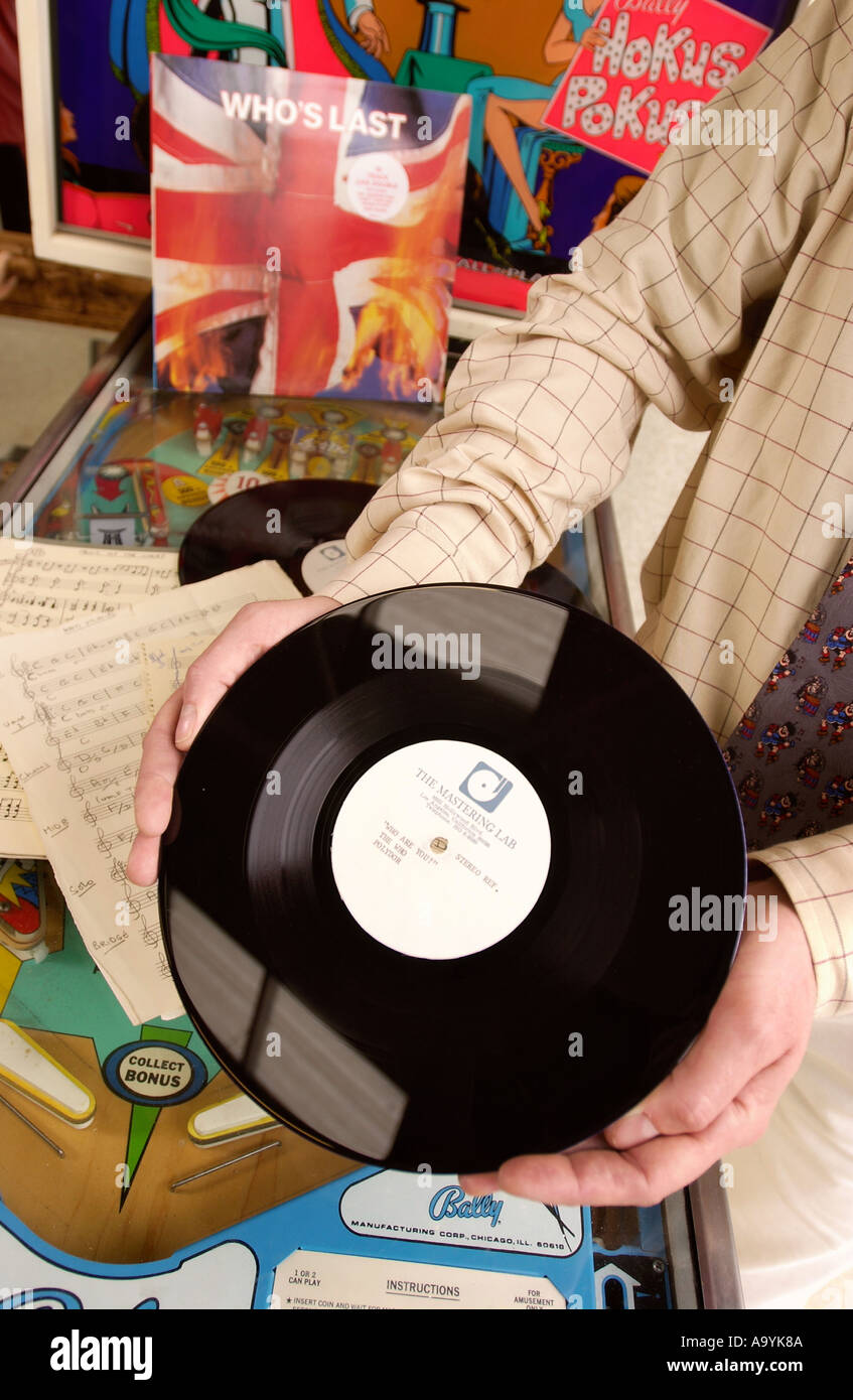 Re Humberts en Bourton On The Water qui sont titulaires d'une vente d'articles de l'accueil de la fin guitariste rock John Entwistle qui Banque D'Images