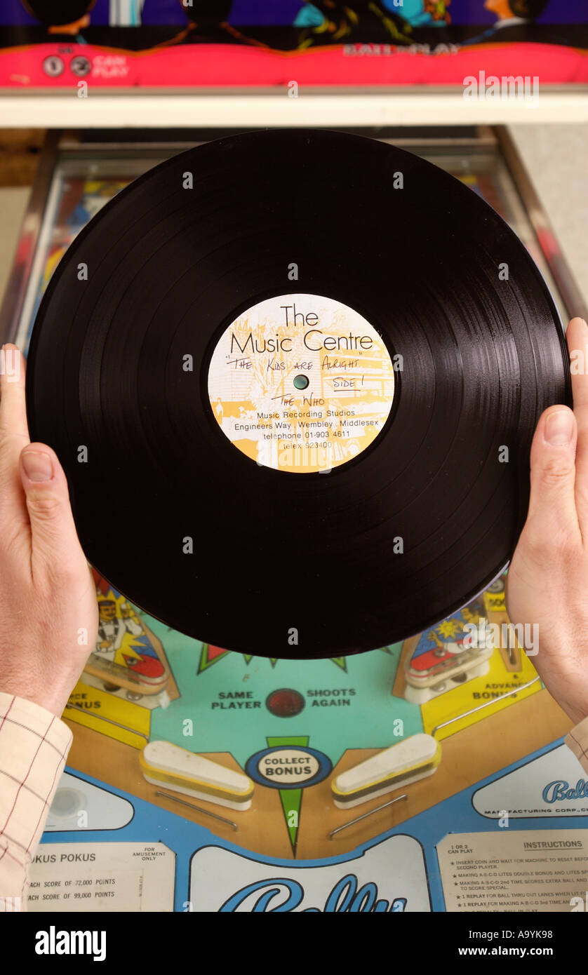 Re Humberts en Bourton On The Water qui sont titulaires d'une vente d'articles de l'accueil de la fin guitariste rock John Entwistle qui Banque D'Images