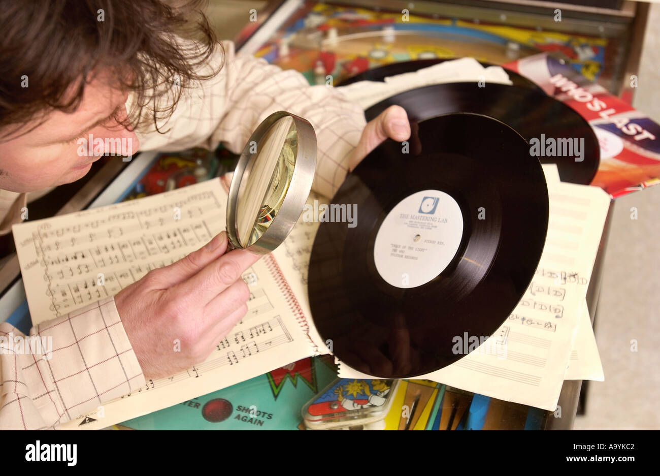 Re Humberts en Bourton On The Water qui sont titulaires d'une vente d'articles de l'accueil de la fin guitariste rock John Entwistle qui Banque D'Images