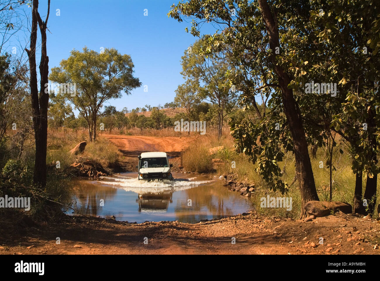 Voiture est traversée d'un étang, Gibb River Road, Kimberleys, Australie occidentale, Australie Banque D'Images