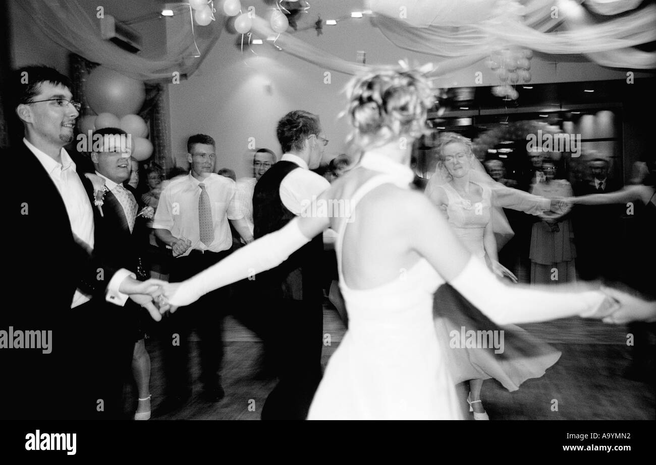 Pologne, Lodz, mariée et le marié danse avec les clients de mariage (B&W) Banque D'Images