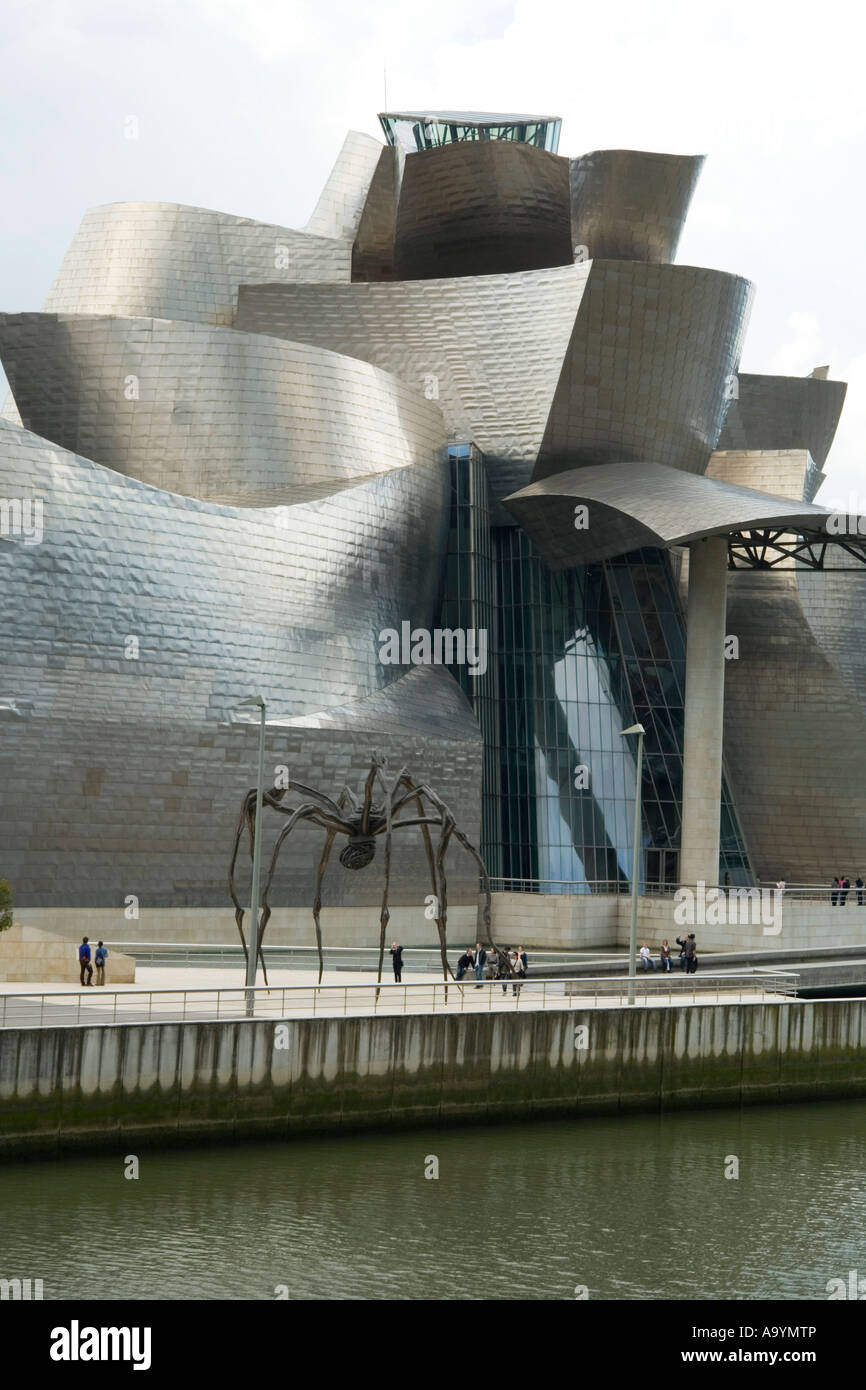 La sculpture de l'araignée géante à l'extérieur de l'atrium du Musée Guggenheim Bilbao Pays Basque Espagne Europe Banque D'Images