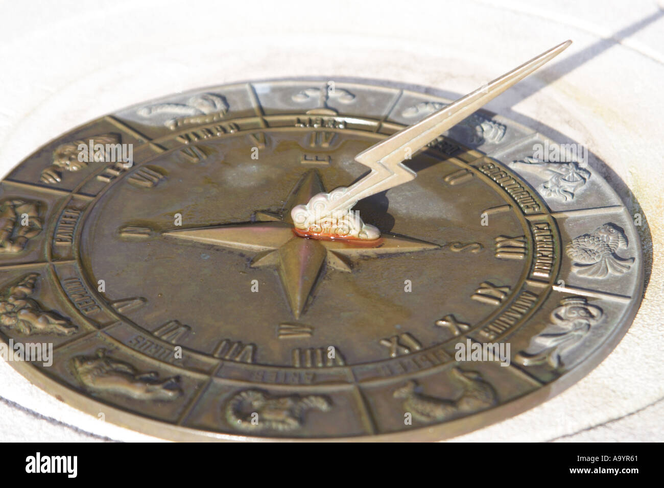 Un cadran solaire MONTRE DES SIGNES DE LA ZODIAK BAPD1805 Banque D'Images