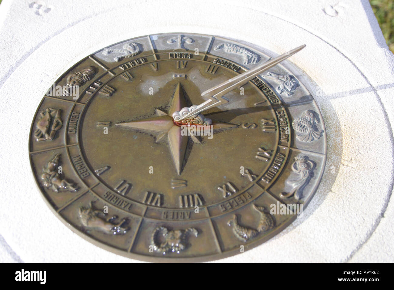 Un cadran solaire MONTRE DES SIGNES DE LA ZODIAK BAPD1806 Banque D'Images