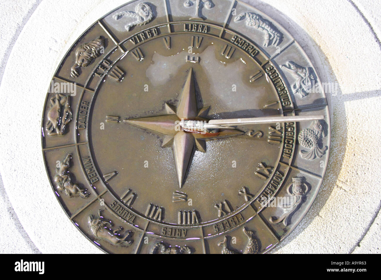 Un cadran solaire MONTRE DES SIGNES DE LA ZODIAK BAPD1807 Banque D'Images