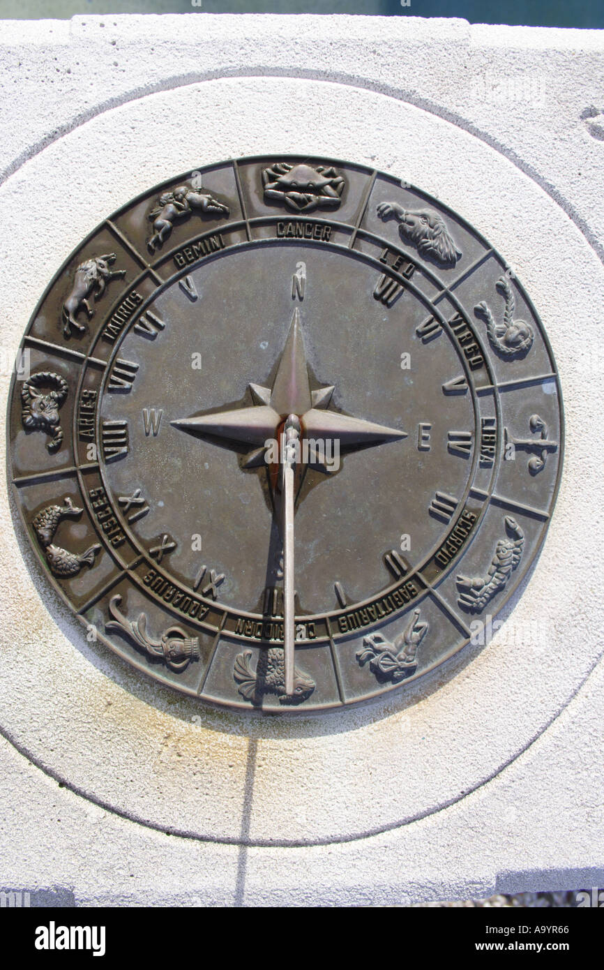 Un cadran solaire MONTRE DES SIGNES DE LA ZODIAK BAPD1809 Banque D'Images
