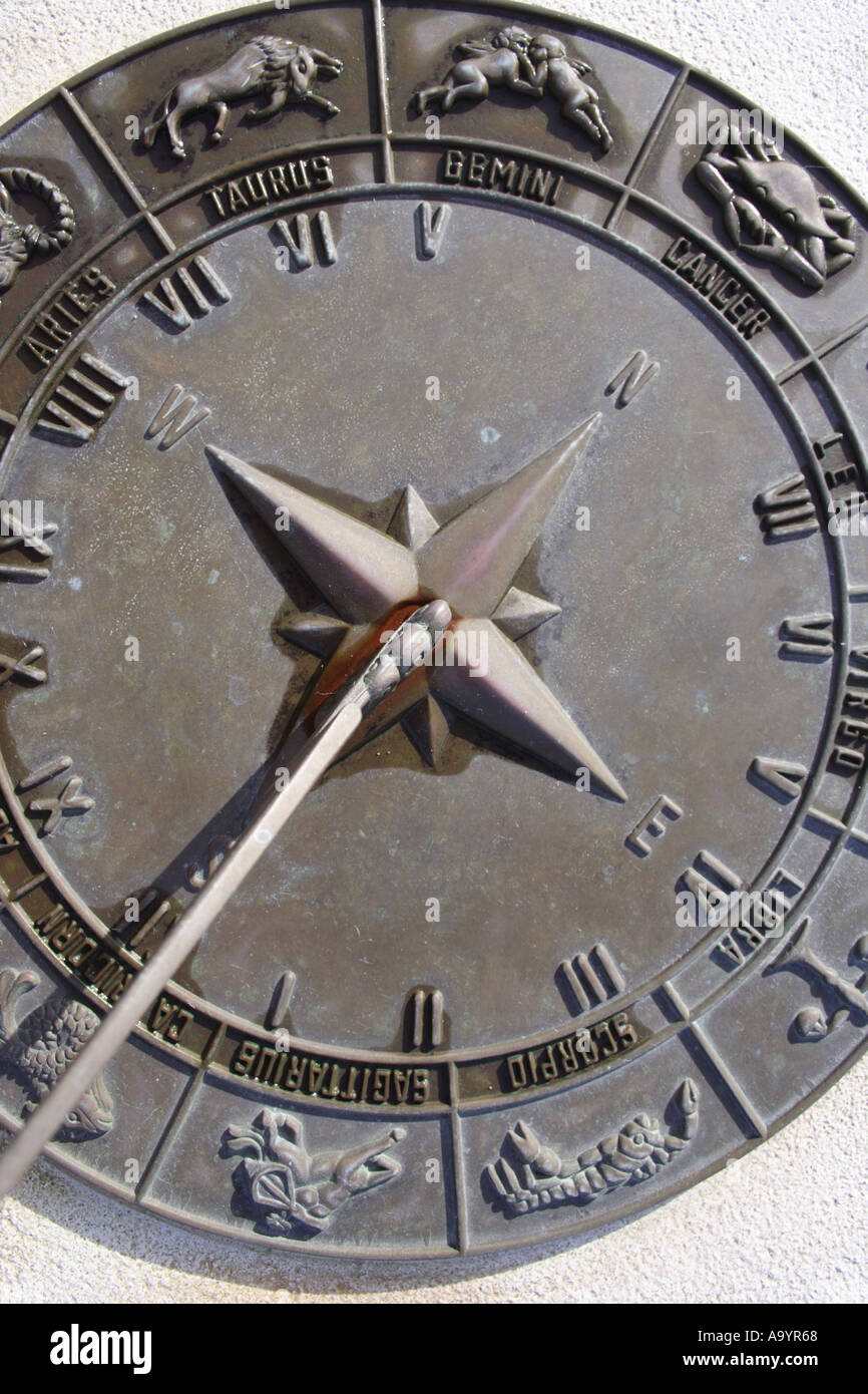 Un cadran solaire MONTRE DES SIGNES DE LA ZODIAK BAPD1810 Banque D'Images