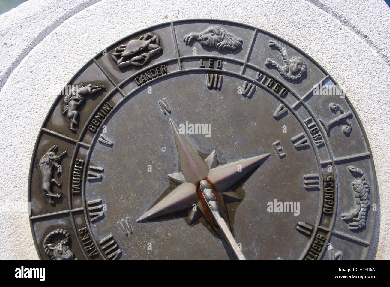 Un cadran solaire MONTRE DES SIGNES DE LA ZODIAK BAPD1811 Banque D'Images
