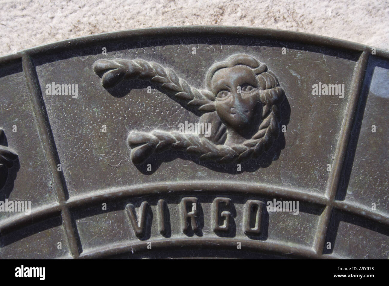 Un cadran solaire MONTRE DES SIGNES DE LA ZODIAK BAPD1816 Banque D'Images