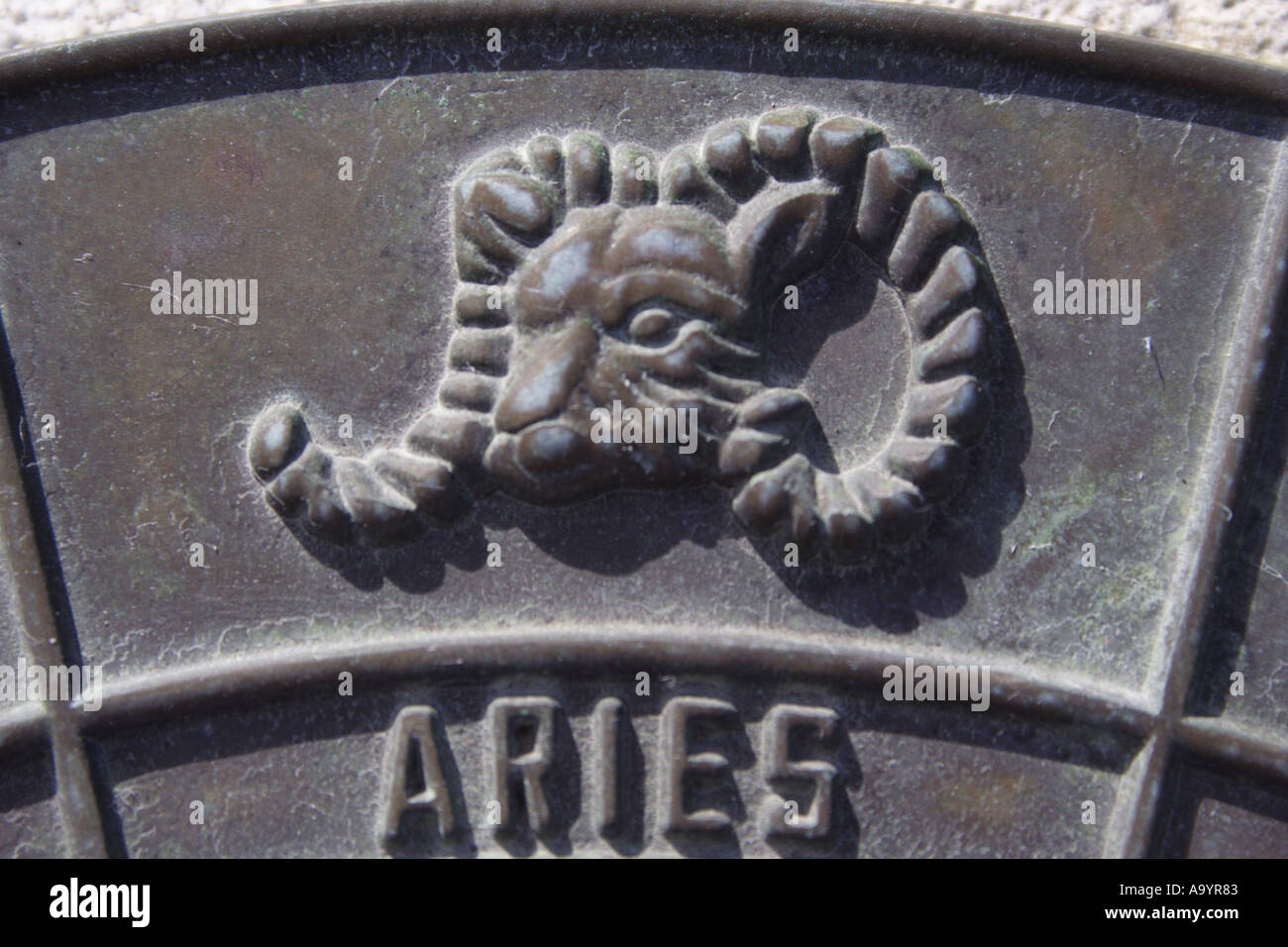 Un cadran solaire MONTRE DES SIGNES DE LA ZODIAK BAPD1823 Banque D'Images