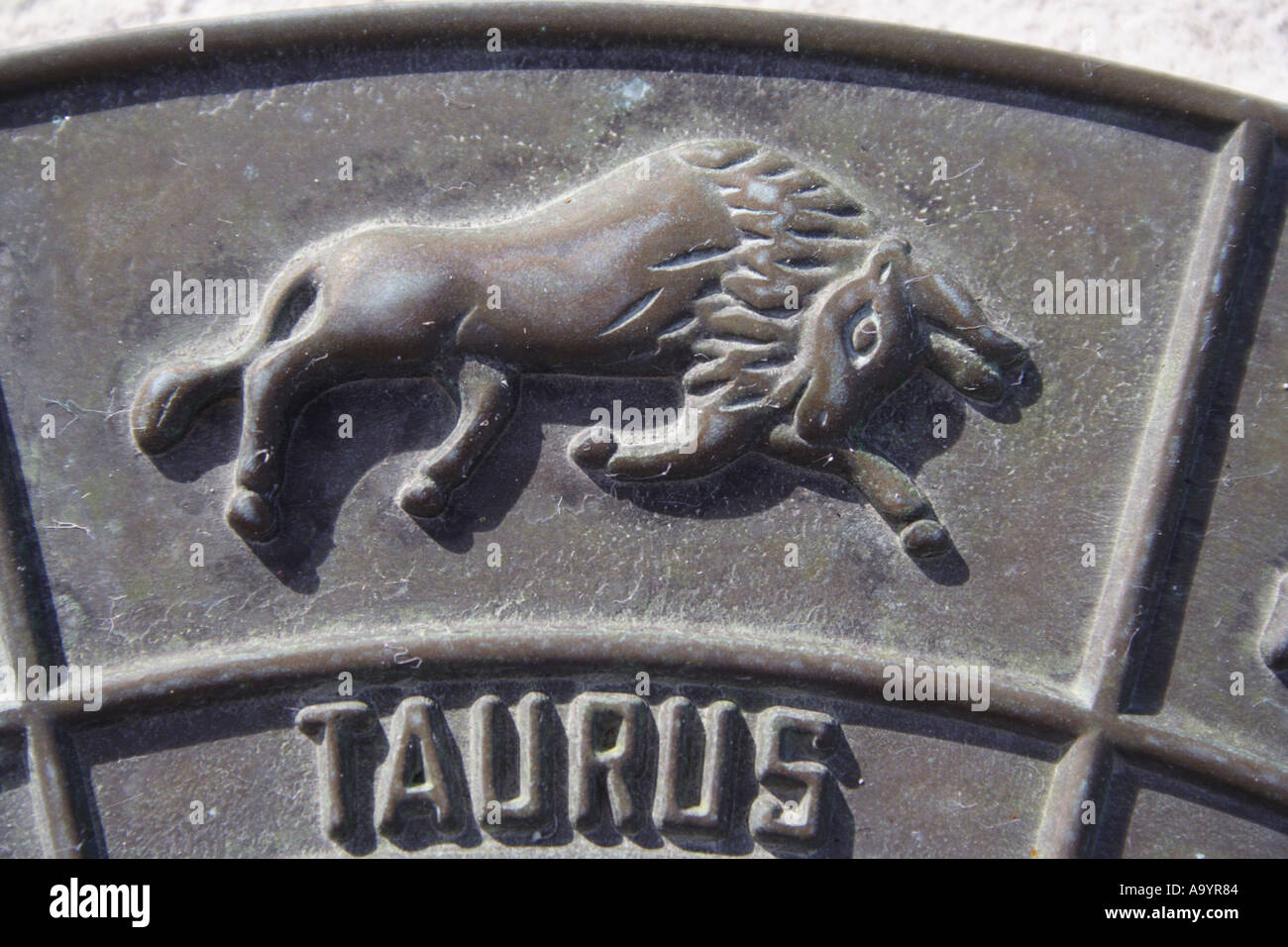 Un cadran solaire MONTRE DES SIGNES DE LA ZODIAK BAPD1824 Banque D'Images