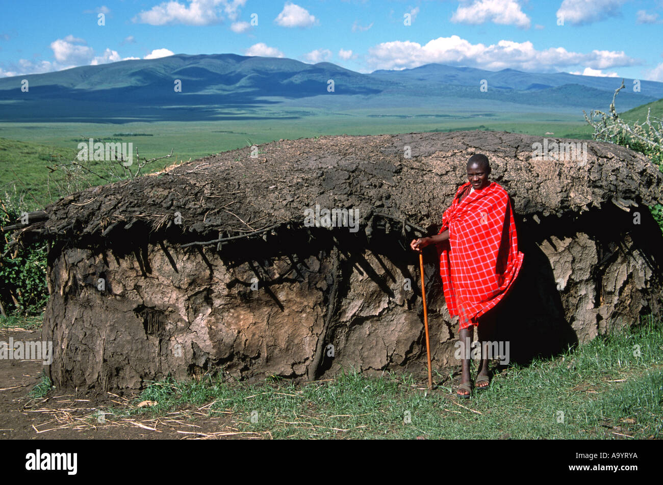 Une tribu Masai s'élève fièrement par son accueil de boue en Tanzanie, Afrique. Banque D'Images