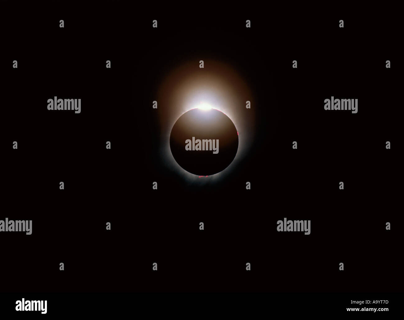 Anneau de diamant l'effet soleil sortant de derrière la lune à la fin de l'éclipse solaire totale de 1991 Banque D'Images