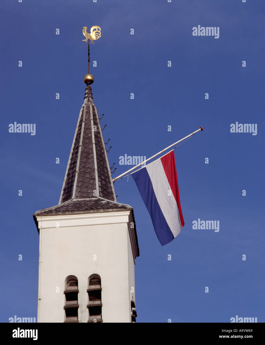 La mise en berne du drapeau au Néerlandais Banque D'Images