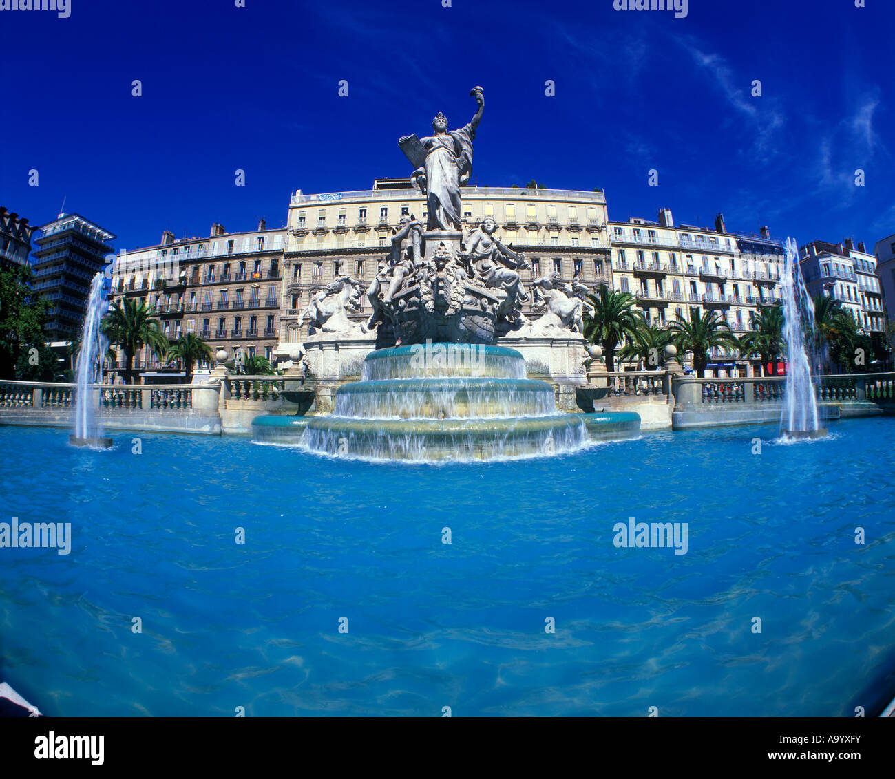 GRAND PLACE DE LIBERTE FONTAINE VIEILLE VILLE TOULON COTE D AZUR FRANCE Banque D'Images