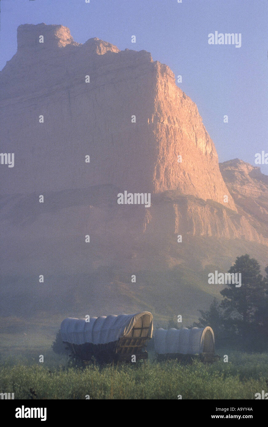 Des wagons couverts sur l'Oregon Trail à Scotts Bluff Texas camping. Photographie Banque D'Images