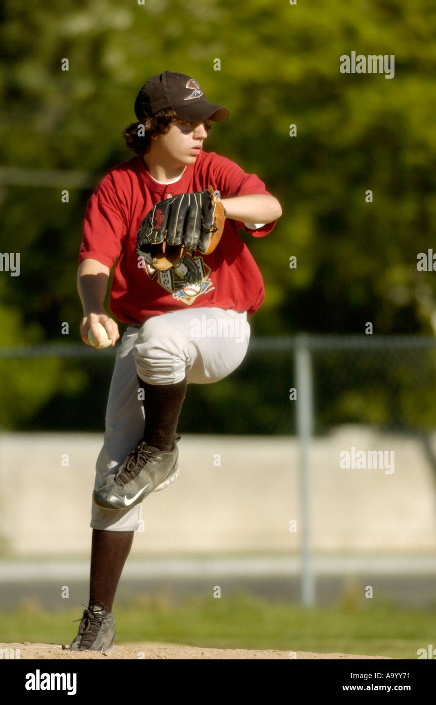 De Baseball évoluant en mouvement d'enroulement s'apprête à jeter Banque D'Images