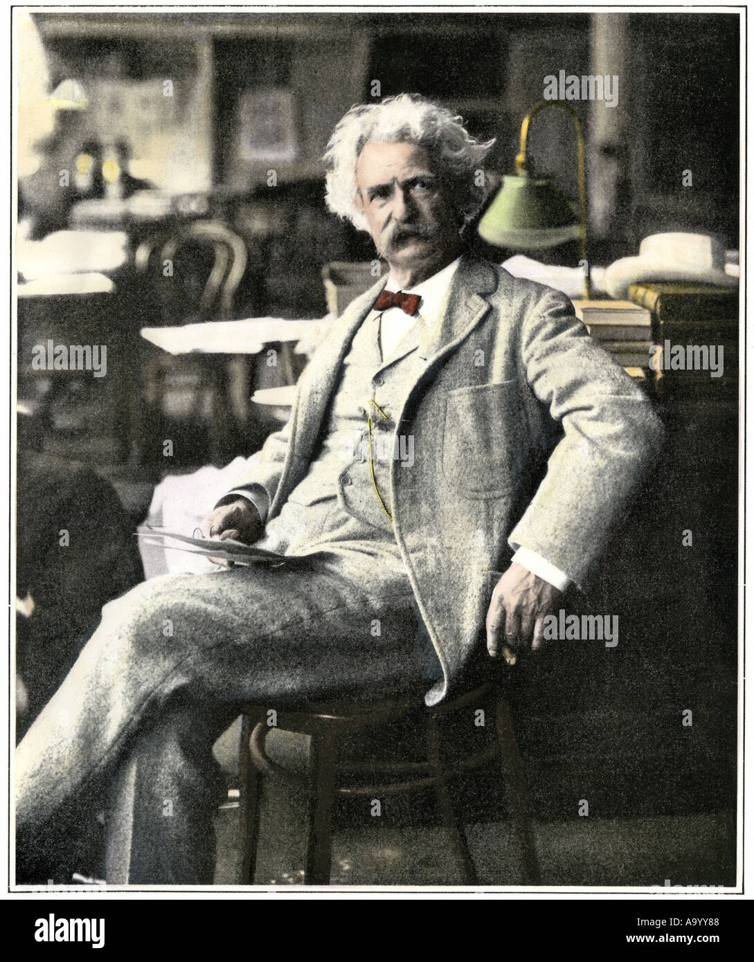 Samuel Clemens Mark Twain dans New York visiter ses éditeurs des années 1900. La main, d'une photographie de demi-teinte Banque D'Images