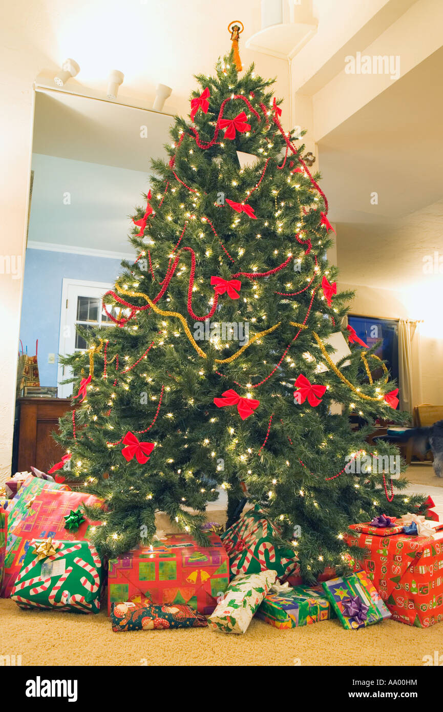 Grand arbre de Noël avec présente autour de la base Banque D'Images