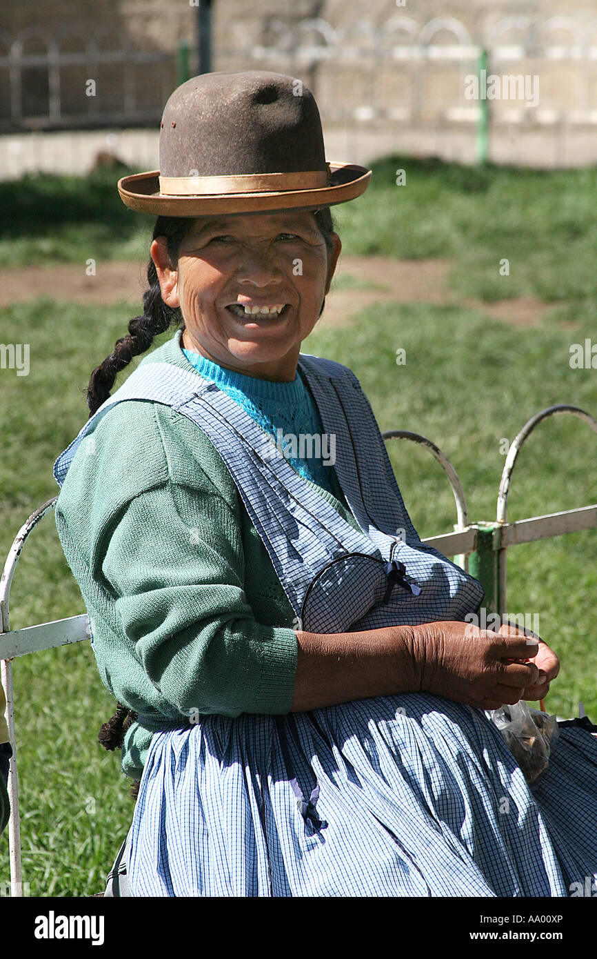 Une femme bolivienne traditionnelle portant un chapeau melon à Llallagua,  Potosi, Bolivie Photo Stock - Alamy