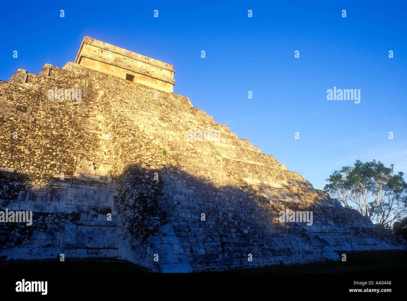 El Castillo pyramide à les ruines maya de Chichen Itza Yucatan Mexique Banque D'Images