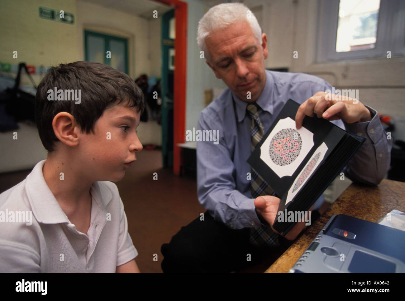 Les enfants de l'école informatisée ayant test oculaire, Londres, Royaume-Uni. Banque D'Images