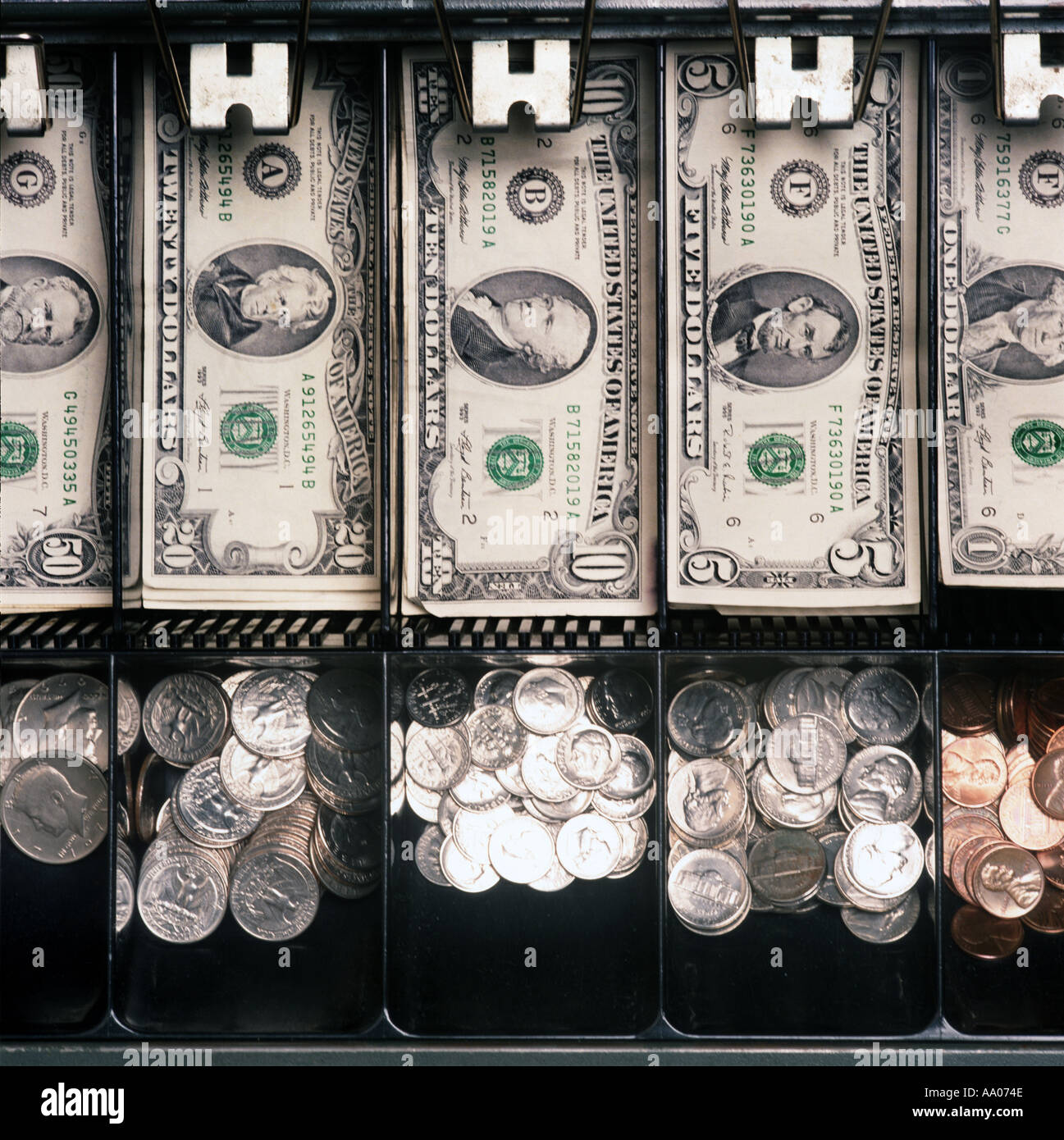 Dollar américain des billets et des pièces en tiroirs caisse Banque D'Images