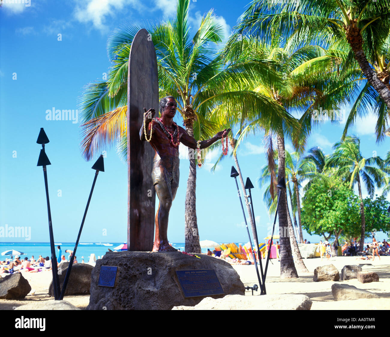 DUKE PAOA KAHANAMOKU STATUE (©JAN GORDON FISHER 1990) TENANT HAWAIIAN LEIS WAIKIKI BEACH HONOLULU OAHU HAWAII USA Banque D'Images