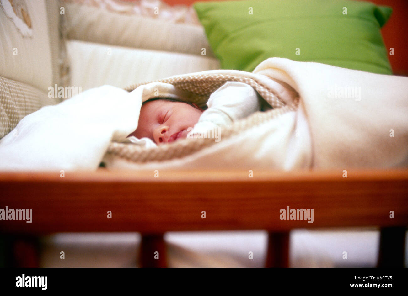 La Pologne, nouveau-né (0-3 mois) dormir dans une couverture, close-up Banque D'Images
