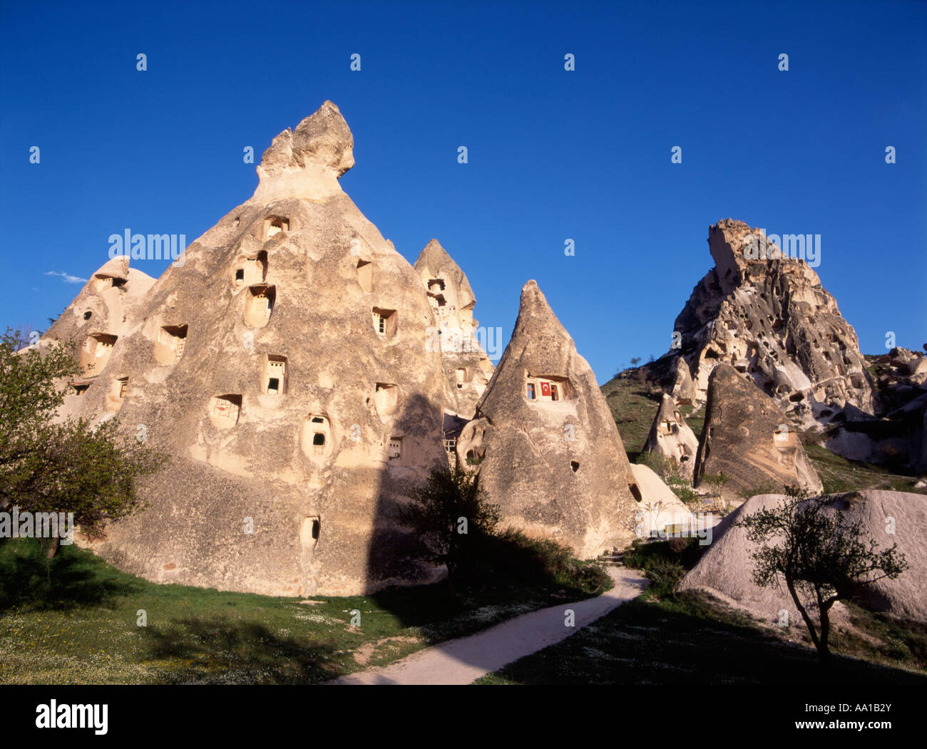 Tunnel sur foyers en formations de roche volcanique, Uchisar, Cappadoce, Turquie Banque D'Images
