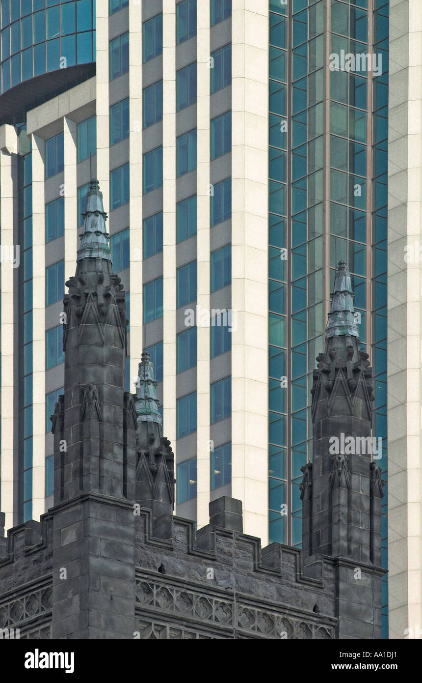 La tour de l'église St Georges à Montréal contraste avec les gratte-ciel ultra modernes derrière Banque D'Images