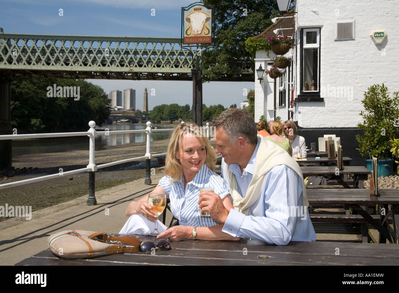 Couple du Strand sur le Livre vert à l'extérieur de la Bulls Head Pub Chiswick London Banque D'Images