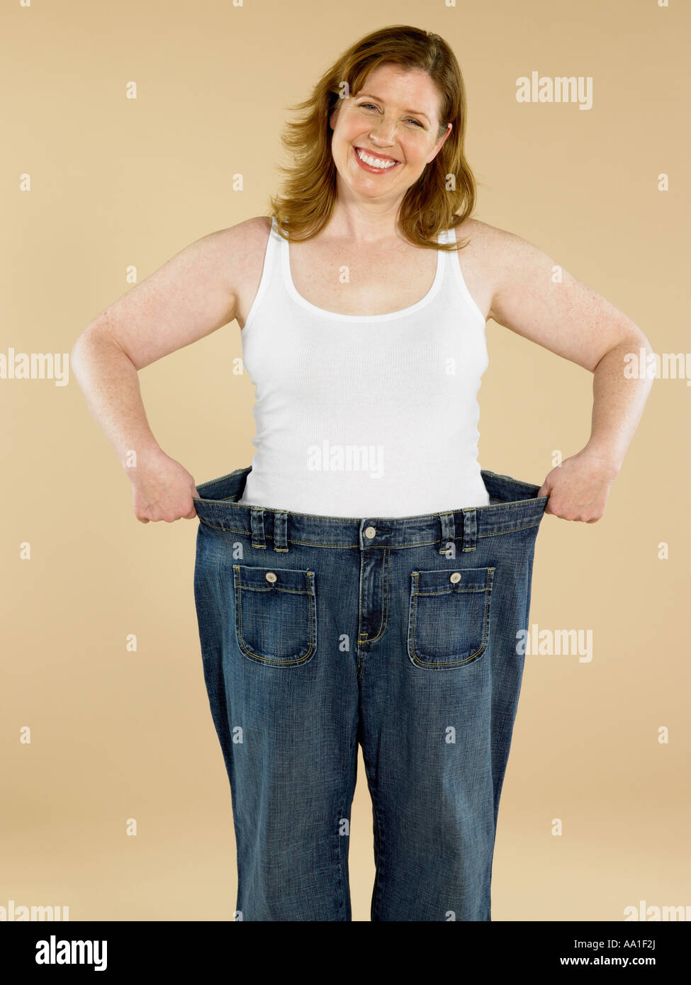 Femme avec jeans lâche Photo Stock - Alamy