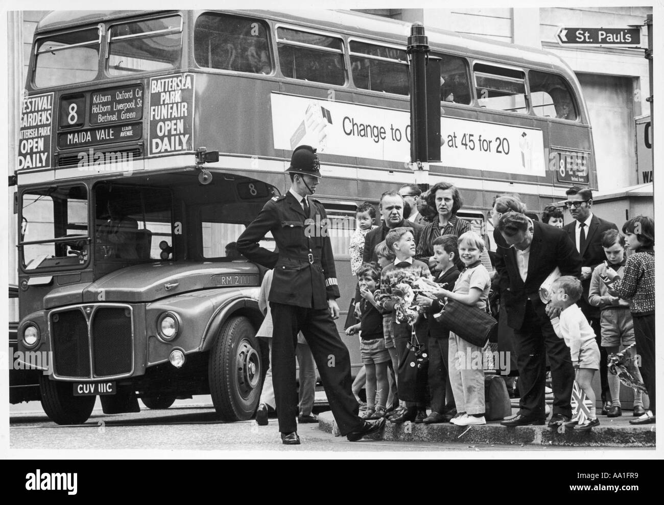 Foule jeune policier Banque D'Images