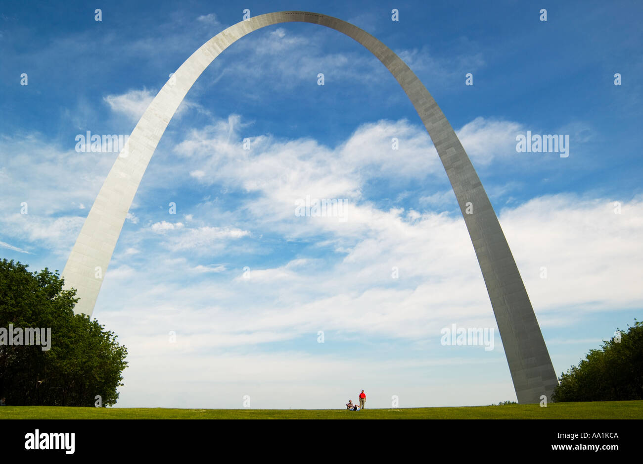 Les touristes regarder au-dessus de gigantesques Arch Saint Louis Missouri USA Banque D'Images
