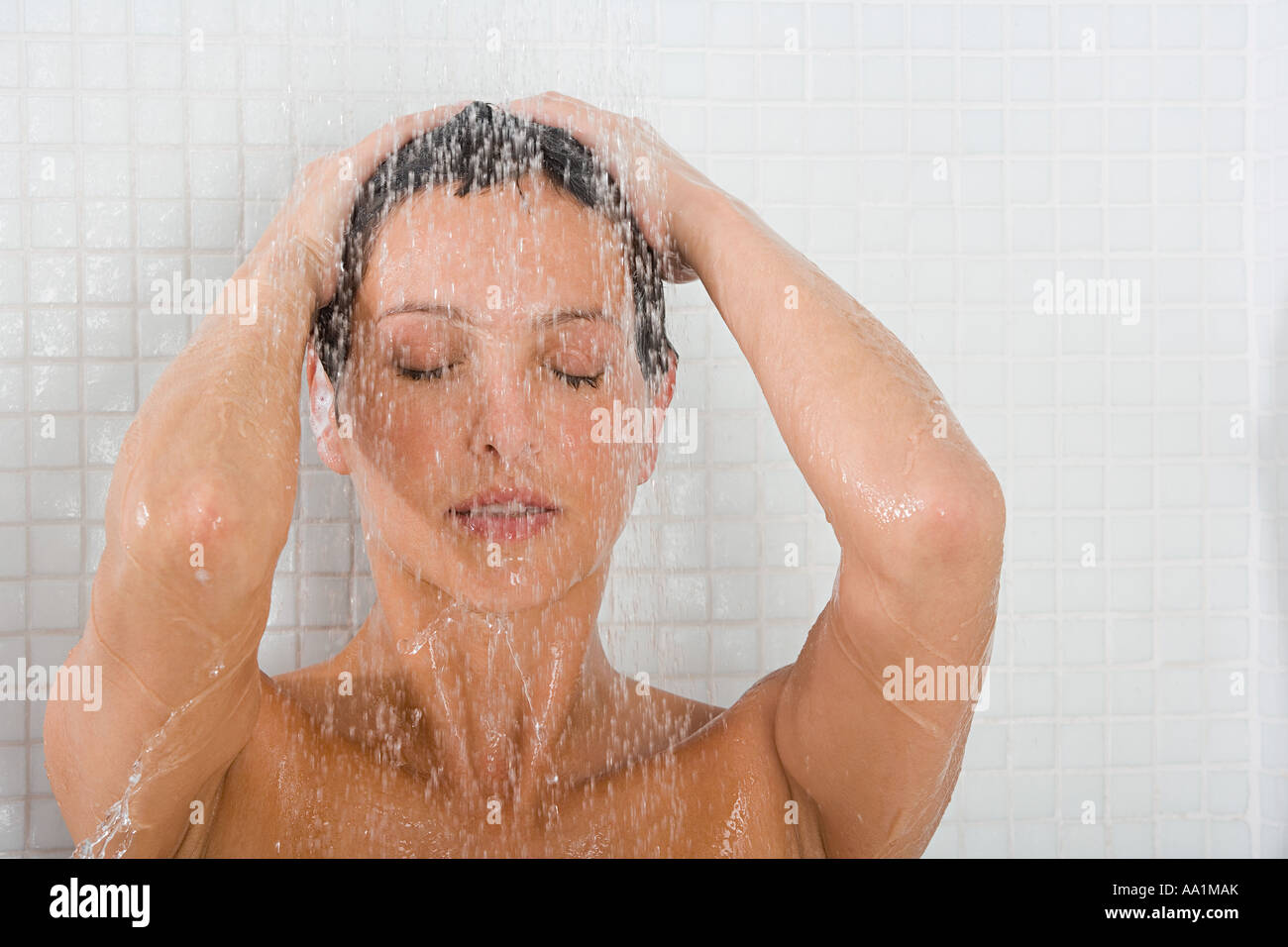 Femme sous la douche corps Banque de photographies et d’images à haute résolution Alamy